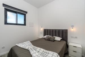 ein Schlafzimmer mit einem Bett und einem Fenster in der Unterkunft Casa do Paulinhos in Estreito da Calheta