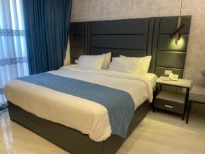 ワディ・ムーサにあるpetra night hostelのベッドルーム1室(大型ベッド1台、黒いヘッドボード付) +13枚の写真