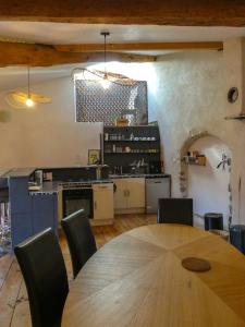 O bucătărie sau chicinetă la Grand appartement cœur de village