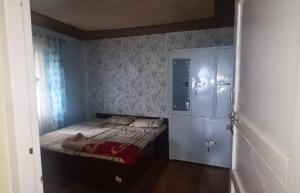 Ένα ή περισσότερα κρεβάτια σε δωμάτιο στο Awadh Niwas A Home in the Heart of the Forest