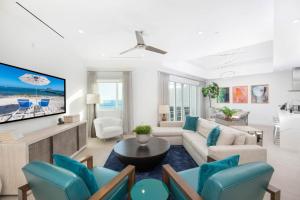 Μια τηλεόραση ή/και κέντρο ψυχαγωγίας στο Rum Point Resort 503 Penthouse