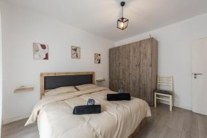 Ένα ή περισσότερα κρεβάτια σε δωμάτιο στο 2Bdr Central Condo-5min Walk from New Bazaar