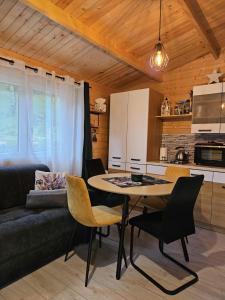Una cocina y una sala de estar con mesa y sillas. en Lavendowa oaza, en Kocierz Rychwałdzki