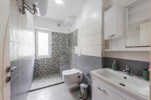 Ένα μπάνιο στο 2Bdr Central Condo-5min Walk from New Bazaar +44 φωτογραφίες