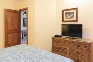 Schlafzimmer mit einem TV auf der Kommode in der Unterkunft Sonoran Spa N301 in Campo del Medio