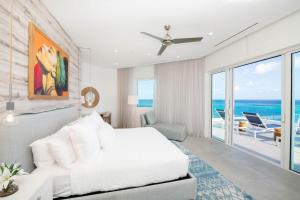 ein Schlafzimmer mit Bett und Meerblick in der Unterkunft Rum Point Resort Penthouse 501 in Driftwood Village