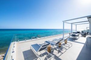 ein Balkon mit Blick auf das Meer in der Unterkunft Rum Point Resort Penthouse 501 in Driftwood Village + 26 Fotos