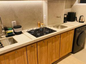 Kuchyň nebo kuchyňský kout v ubytování Apto de 2 quartos e Ar Condicionado perto do Praia Clube + 6 fotografií