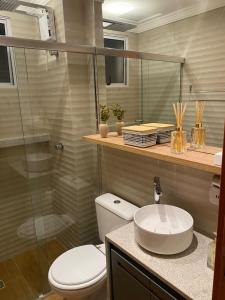 Koupelna v ubytování Apto de 2 quartos e Ar Condicionado perto do Praia Clube