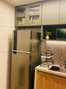 Kuchyň nebo kuchyňský kout v ubytování Apto de 2 quartos e Ar Condicionado perto do Praia Clube