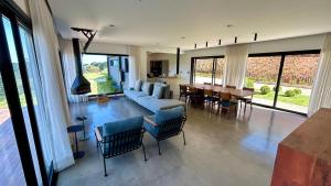 a living room with a couch and a table and chairs at casa mantiqueira in Gonçalves