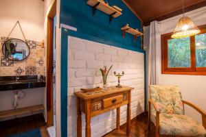 a room with a table and a chair at Lilás Hospedagem e Terapias in Vale do Capao
