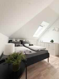 1 dormitorio con 1 cama grande y techo blanco en Wattwürmchen, en Wremen