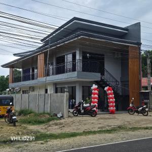 ein Haus mit zwei davor geparkten Motorrädern in der Unterkunft M&S Cabina in Alburquerque + 4 Fotos