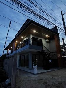 ein Haus mit einer Treppe und einem Balkon in der Unterkunft M&S Cabina in Alburquerque