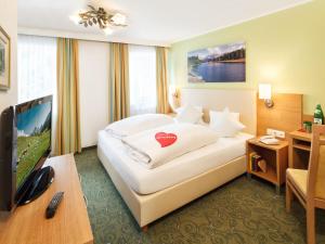 TV a/nebo společenská místnost v ubytování Familienhotel Hinteregger + 37 fotografií