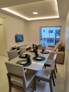 ein Esszimmer mit Tisch und Stühlen in der Unterkunft Residêncial Campinas a 400 Metros da praia de Palmas in Governador Celso Ramos