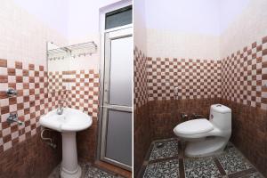 twee foto's van een badkamer met toilet en wastafel bij Hotel O Rama Palace in Morādābād