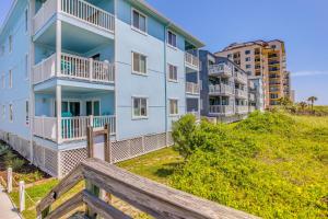 Una vista desde el balcón de un edificio de apartamentos azul. en 4 Mi to Barefoot Landing Retreat with Pool Access!, en Myrtle Beach