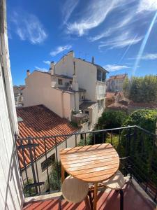 Un balcon sau o terasă la Chez Marlène Coeur Vieil Antibes, bon emplacement, rénové et convivial , clim, balcon