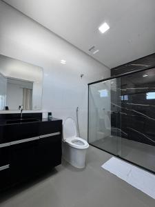 邦热苏斯-达拉帕Villa Hotel的浴室配有马桶和玻璃淋浴房