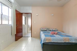 a bedroom with a bed with two pinkeddy bears on it at Casa perto do centro e da Udesc Cefid in Florianópolis