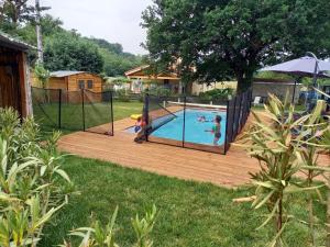 a group of children playing in a swimming pool at Studio privé tout équipé in Roquefort-sur-Garonne