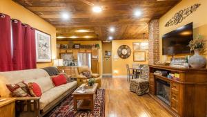 Η κουζίνα ή μικρή κουζίνα στο Stockyards 5 mins, New, Sleeps 8 Cedar House, TCU