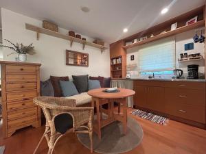 صورة لـ Studio Cedar Guest Cottage في دانكن