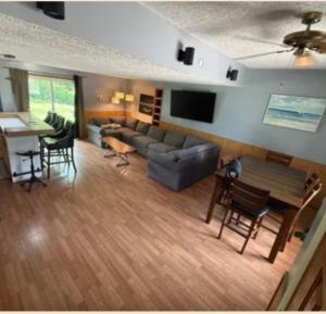 una sala de estar con un sofá y una mesa en Eddys Motel, en East Jordan
