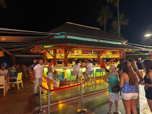 een groep mensen die 's nachts rond een draaimolen staan bij Erisa I in Torremolinos +50 foto's