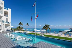 Bazén v ubytování Rum Point Resort 106 nebo v jeho okolí