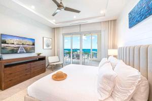 Postel nebo postele na pokoji v ubytování Rum Point Resort 106