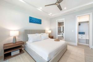 Postel nebo postele na pokoji v ubytování Rum Point Resort 106