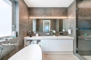 Koupelna v ubytování Rum Point Resort 106 + 15 fotografií