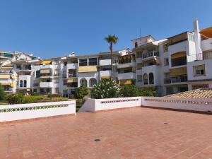 een blik op enkele appartementengebouwen met een bakstenen terras bij Erisa I in Torremolinos