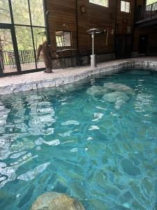 une personne debout à côté d'une piscine dans l'établissement Cabañas la Wereke, à San Isidro