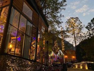 un bâtiment avec des lumières de Noël dans la fenêtre dans l'établissement Cabañas la Wereke, à San Isidro
