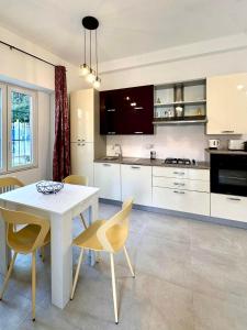 a kitchen with a white table and chairs at Volta 15 - 20' Rho Fiera Milano in Senago