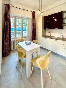 a kitchen with a table and chairs in a room at Volta 15 - 20' Rho Fiera Milano in Senago