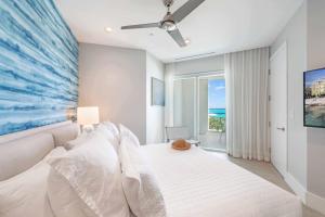 Llit o llits en una habitació de Rum Point Resort 105