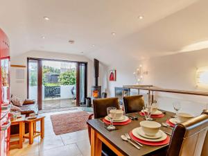 Un comedor con mesa y sillas y una sala de estar. en 2 Bed in Fowey 76446, en Golant