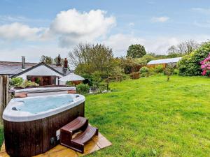 un jacuzzi en el patio de una casa en 2 Bed in Fowey 76446, en Golant