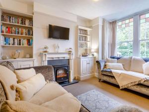 ein Wohnzimmer mit zwei Sofas und einem Kamin in der Unterkunft 4 Bed in Bideford 85720 in Bideford