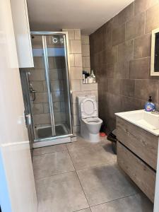 Koupelna v ubytování Near Finikoudes Beach 15