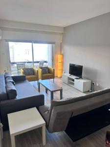 Posezení v ubytování Near Finikoudes Beach 15