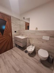 La salle de bains est pourvue de toilettes, d'un bidet et d'un lavabo. dans l'établissement casa Veronica, à Pieve Di Ledro 16 autres photos