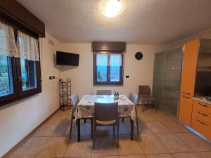 une salle à manger avec une table et des chaises dans l'établissement casa Veronica, à Pieve Di Ledro
