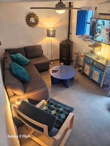 ein Wohnzimmer mit Sofa und Tisch in der Unterkunft Casa mi sùeño azul in Torrox
