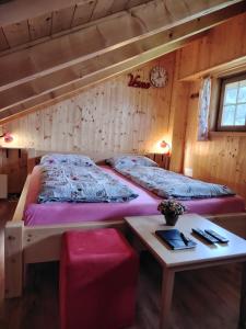 een slaapkamer met twee bedden en een tafel erin bij Apartma in soba pri Bregarju in Bohinj